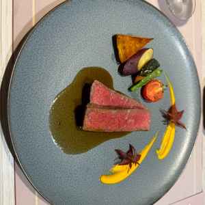 試食で出てきたメイン。肉も柔らかく温かいまま提供される。ソースも2種類あり、年配の方でも食べやすい