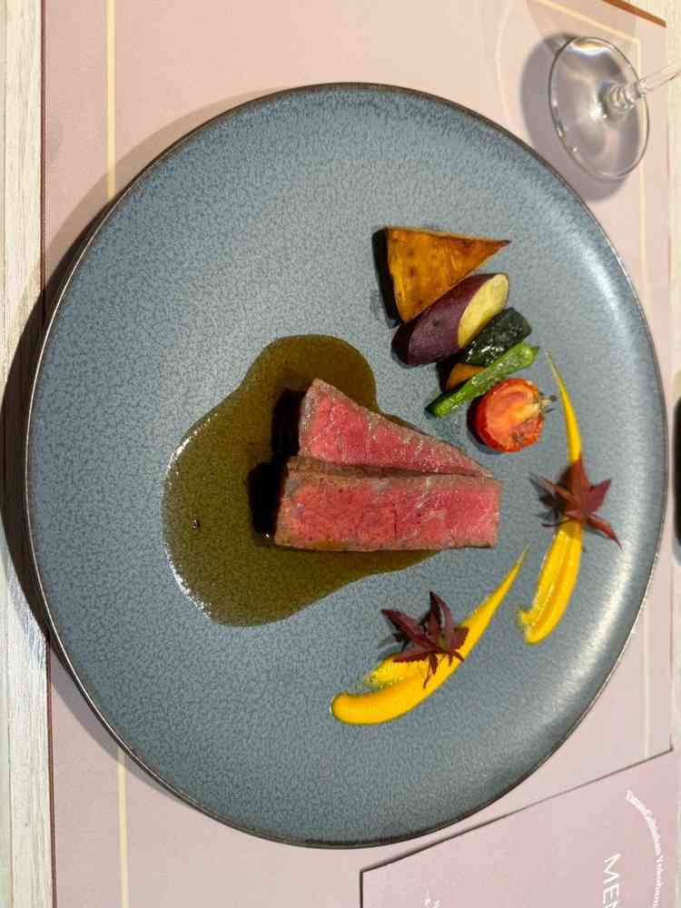 試食で出てきたメイン。肉も柔らかく温かいまま提供される。ソースも2種類あり、年配の方でも食べやすい