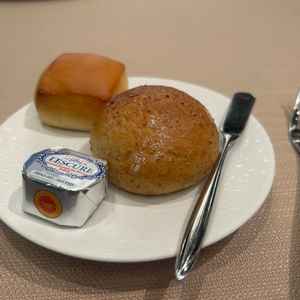 試食でいただいたミルクロールと、全粒粉パン。バターもパンもどちらもおいしかったです。