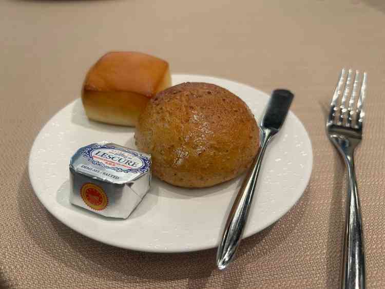 試食でいただいたミルクロールと、全粒粉パン。バターもパンもどちらもおいしかったです。