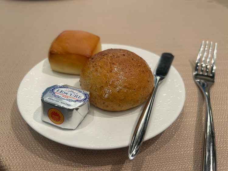 試食でいただいたミルクロールと、全粒粉パン。バターもパンもどちらもおいしかったです。