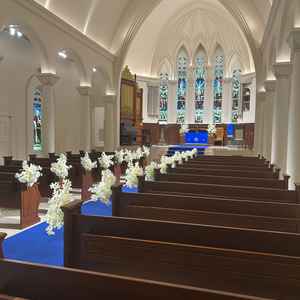 チャペル。大聖堂のような雰囲気で青いバージンロードが特徴的。