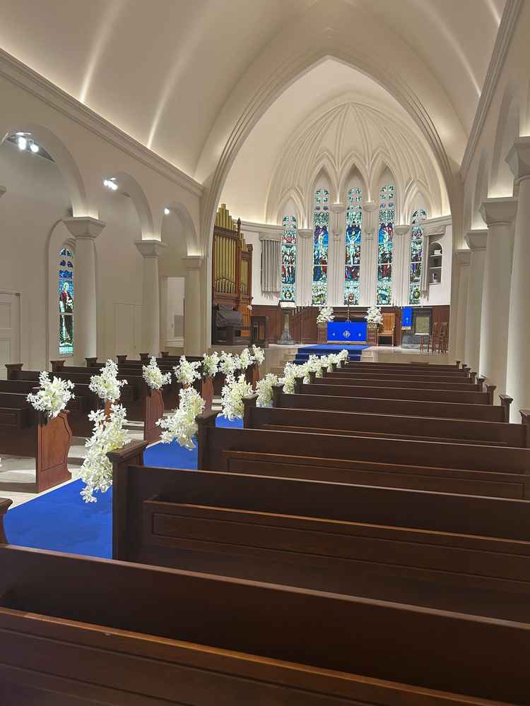 チャペル。大聖堂のような雰囲気で青いバージンロードが特徴的。