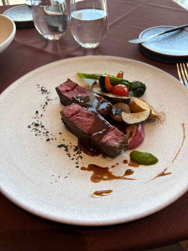 牛肉のフィレステーキは炭の塩が絶品。野菜も噛むほど味わい深い。