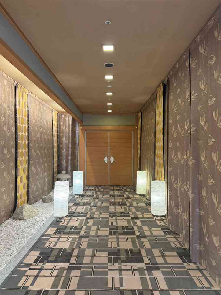 洋風のホテルだが、神殿へ続く道は和風に切り替えられていて、雰囲気もよかった。