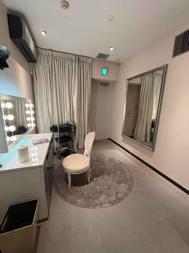 披露宴会場内に新郎新婦専用の控え室があり、お色直しをそこでしていただけるのが移動が少なく素敵でした