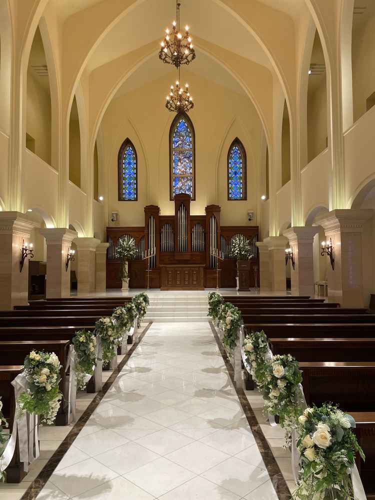 正面から見たチャペルの写真。バージンロードが長く、神聖な雰囲気が素敵でした。