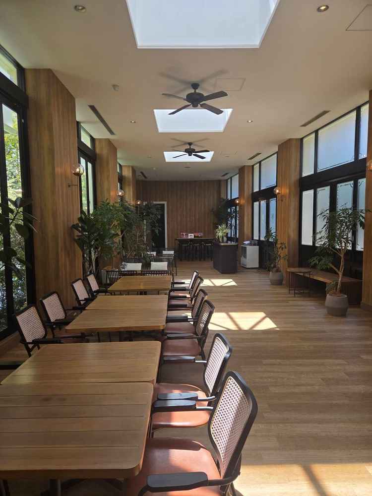 ガーデンに隣接したウェルカムスペースはゲストがゆったりと待つことができる広さでした。