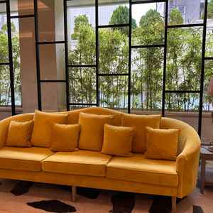 ロビーの写真。窓に2人の写真やゲストとの思い出の写真を貼るなど、自由にアレンジ可能。