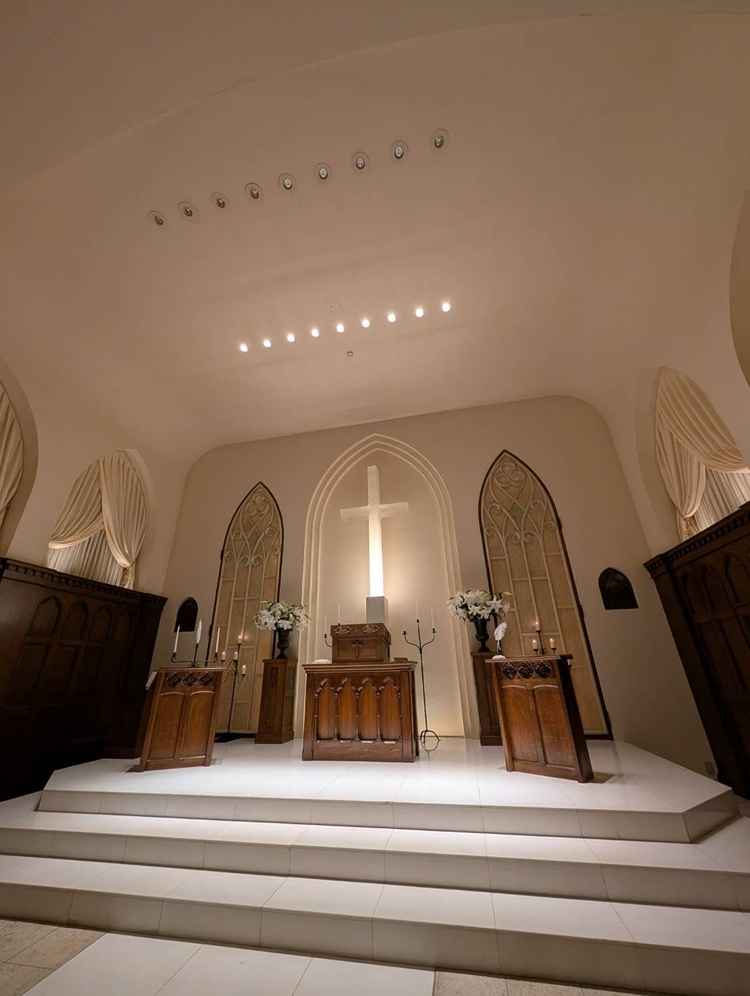 真っ白ではなく、少しクリーム色がかった挙式会場。木目調も相まって、温かみを感じられた。