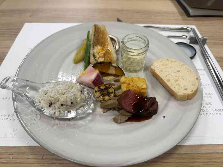 試食会もありました。和フレンチということでお箸でいただきました。甘鯛の鱗焼き美味しかったです！