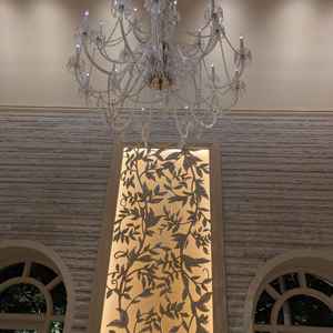 チャペル前方上部の吹き抜けにシャンデリアがあります。