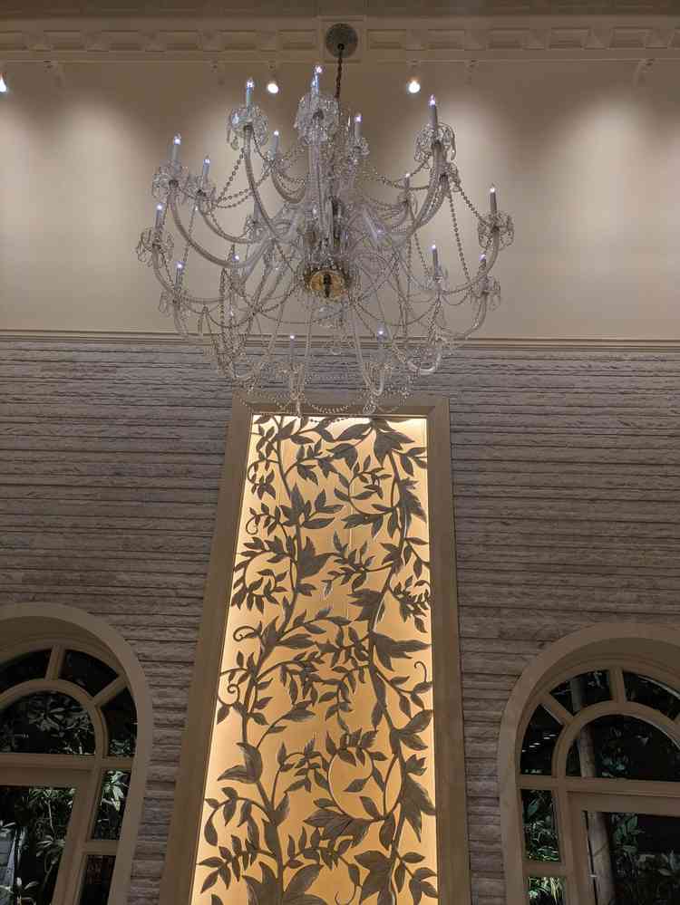 チャペル前方上部の吹き抜けにシャンデリアがあります。