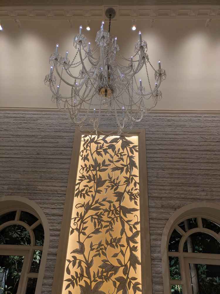 チャペル前方上部の吹き抜けにシャンデリアがあります。