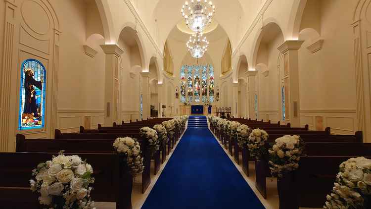 チャペルのバージンロードの写真。アニヴェルセルならではのブルーバージンロードがやっぱり素敵。