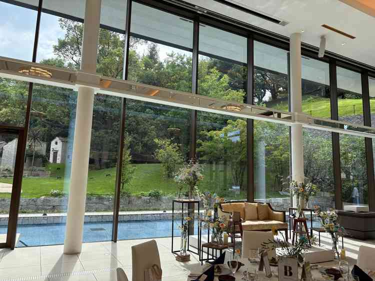 海をイメージした披露宴会場。床が白く、清潔感を感じた。窓の高さが高く、開放感を感じた。