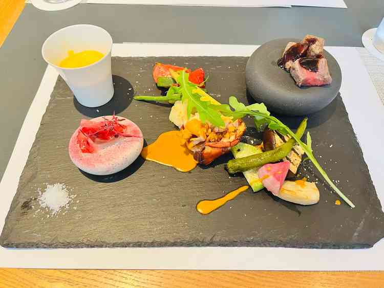 試食会のお料理。盛付けが綺麗でトリュフソースがかかったお肉がとても美味しかったです。