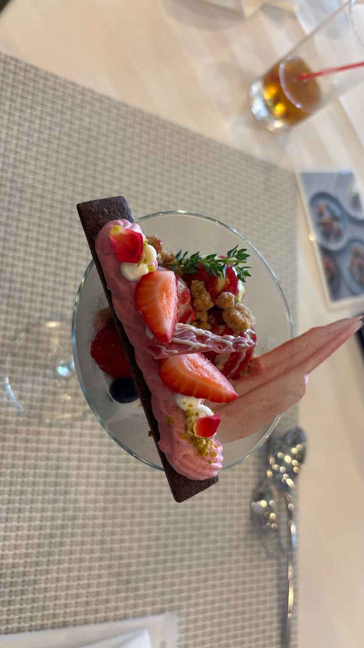 盛り付けが綺麗なデザート。苺が甘酸っぱくて美味しかったです！