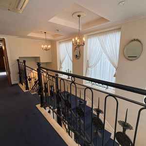 チャペルまでの動線の写真。内装がお城のようで、どこで撮っても絵になった。