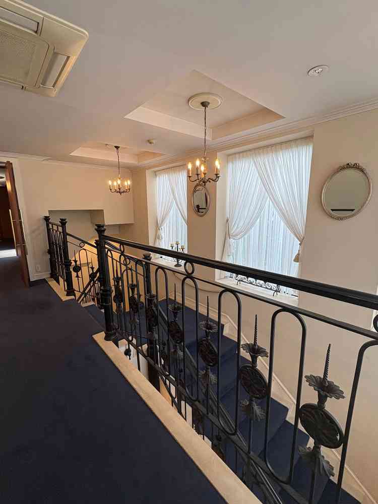 チャペルまでの動線の写真。内装がお城のようで、どこで撮っても絵になった。