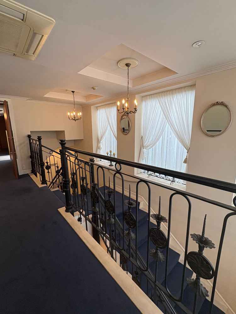 チャペルまでの動線の写真。内装がお城のようで、どこで撮っても絵になった。