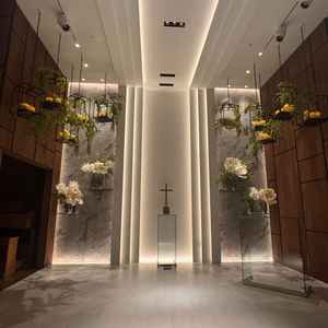 挙式会場の私たちのいる部分は特に明るかった