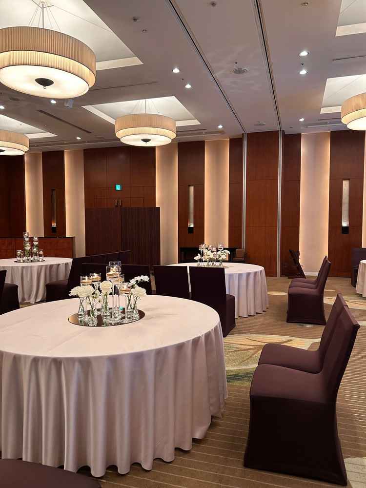 披露宴会場を見学し、規模感やお花の感じが好みであった。