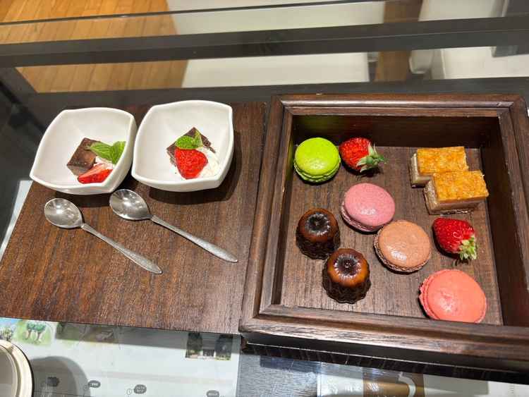 デザート。チョコブラウニーやカヌレ、マカロンなど多種多様なデザートが楽しめた。