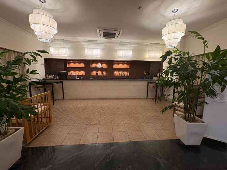 披露宴会場後方のバーカウンター。ゲスト同士が談笑できるハイテーブルも設置されていた。