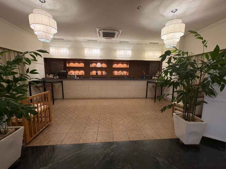 披露宴会場後方のバーカウンター。ゲスト同士が談笑できるハイテーブルも設置されていた。