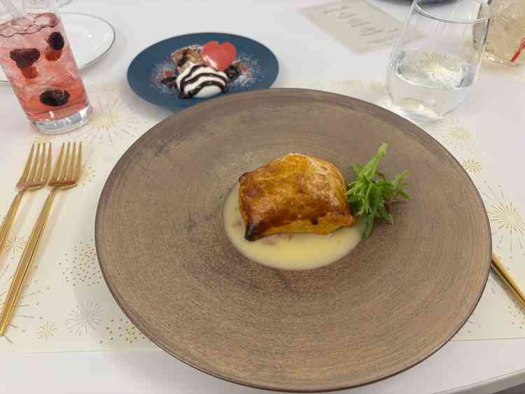 試食時の写真。写真は魚料理、デザート、飲み物なし試食時のもの。