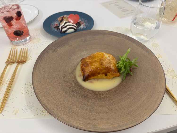 試食時の写真。写真は魚料理、デザート、飲み物なし試食時のもの。