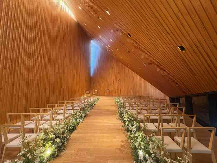 レストランのすぐ近くの挙式会場。隈研吾さん設計とのこと
