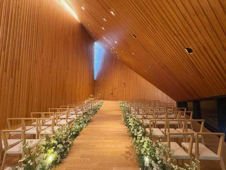 レストランのすぐ近くの挙式会場。隈研吾さん設計とのこと