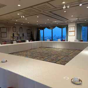 最上階の披露宴会場。シャンデリアがないため緑などをいれナチュラルな雰囲気にはできそう。開放感を感じた