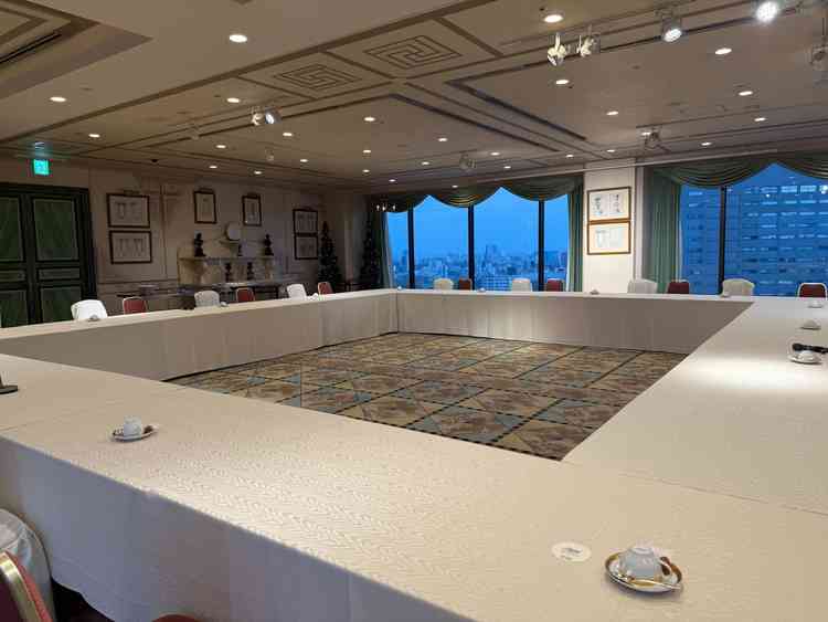 最上階の披露宴会場。シャンデリアがないため緑などをいれナチュラルな雰囲気にはできそう。開放感を感じた