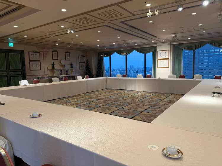 最上階の披露宴会場。シャンデリアがないため緑などをいれナチュラルな雰囲気にはできそう。開放感を感じた