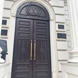 入場の門は門出を祝うのに相応しい大きいドアでした。