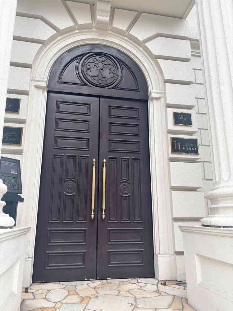 入場の門は門出を祝うのに相応しい大きいドアでした。