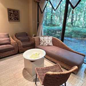 テーブル席の横にくつろぎスペースもあり、自分たちの写真を並べたり子供の遊び場に使えるのがよかったです