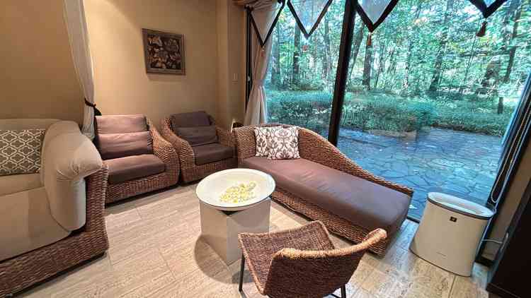 テーブル席の横にくつろぎスペースもあり、自分たちの写真を並べたり子供の遊び場に使えるのがよかったです