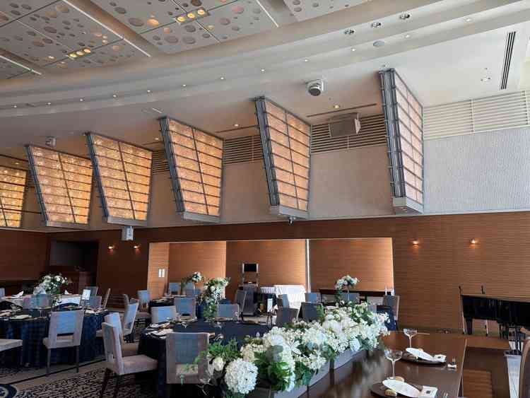 豪華客席をモチーフにした披露宴会場