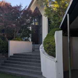 チャペル入り口。手前がガーデンになっており、和洋折衷の庭で軽井沢のような雰囲気もあった。