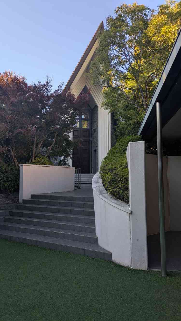 チャペル入り口。手前がガーデンになっており、和洋折衷の庭で軽井沢のような雰囲気もあった。