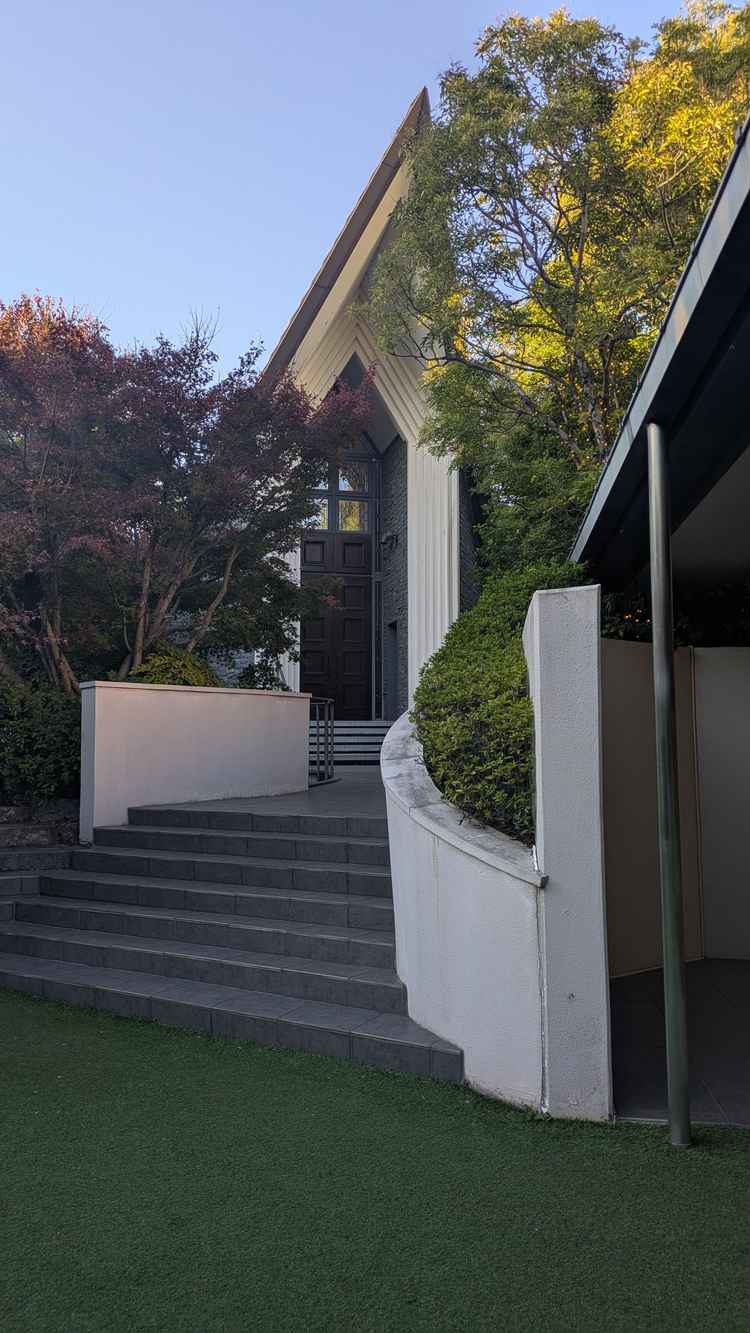 チャペル入り口。手前がガーデンになっており、和洋折衷の庭で軽井沢のような雰囲気もあった。