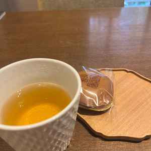 ほうじ茶と茶菓子。受付後にゲストにふるまわれるそうです。