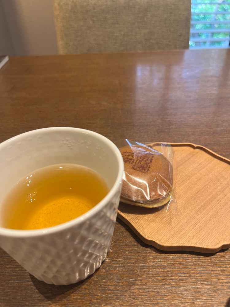 ほうじ茶と茶菓子。受付後にゲストにふるまわれるそうです。
