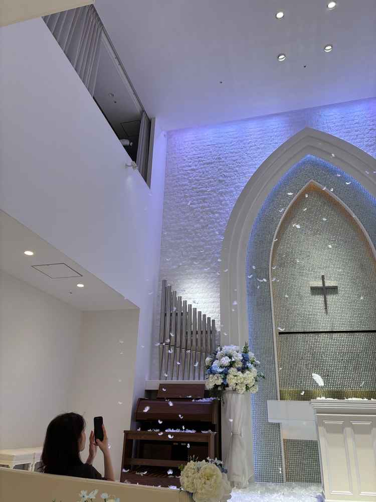 チャペルが可愛かったです。フェザーシャワーも感動しました。ライトアップでの式場の色変も素敵でした。