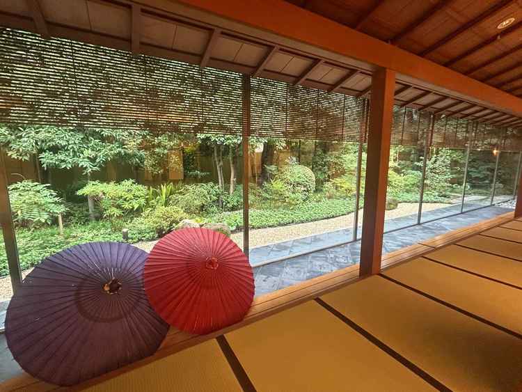 披露宴会場。坪庭を見ながら落ち着いた披露宴ができそうな印象を持ちました。