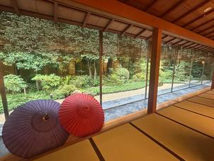 披露宴会場。坪庭を見ながら落ち着いた披露宴ができそうな印象を持ちました。